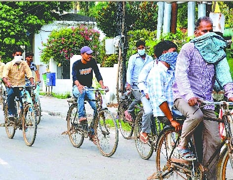 Lockdown on roads but clashes in mohallas