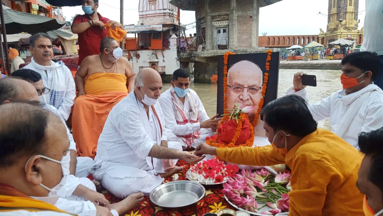 Haridwar latest news : Lalji Tandon bones immersed in Brahmakund at Harki Paidi