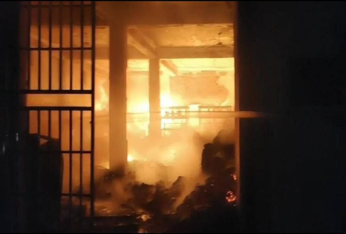 Fire broke out in illegal factory in lucknow many families saved by fire brigade team