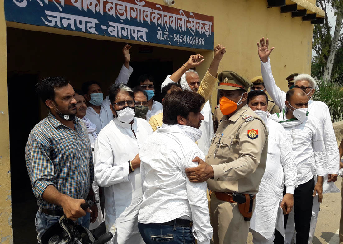 Congress leaders going to Doula are in custody, commotion and noises