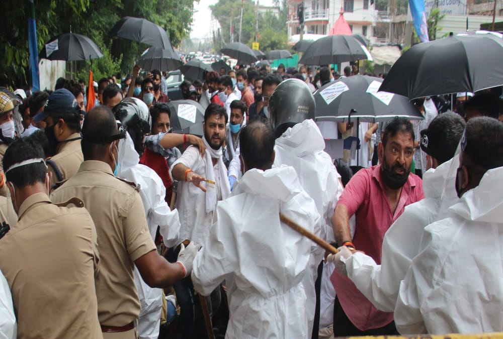 Congress Leaders and Workers Crowd on dehradun Road during Secretariat march, Broke Social distancing, Photos