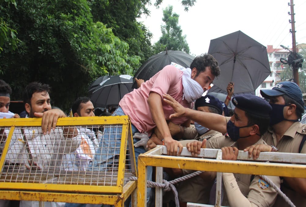 Congress Leaders and Workers Crowd on dehradun Road during Secretariat march, Broke Social distancing, Photos