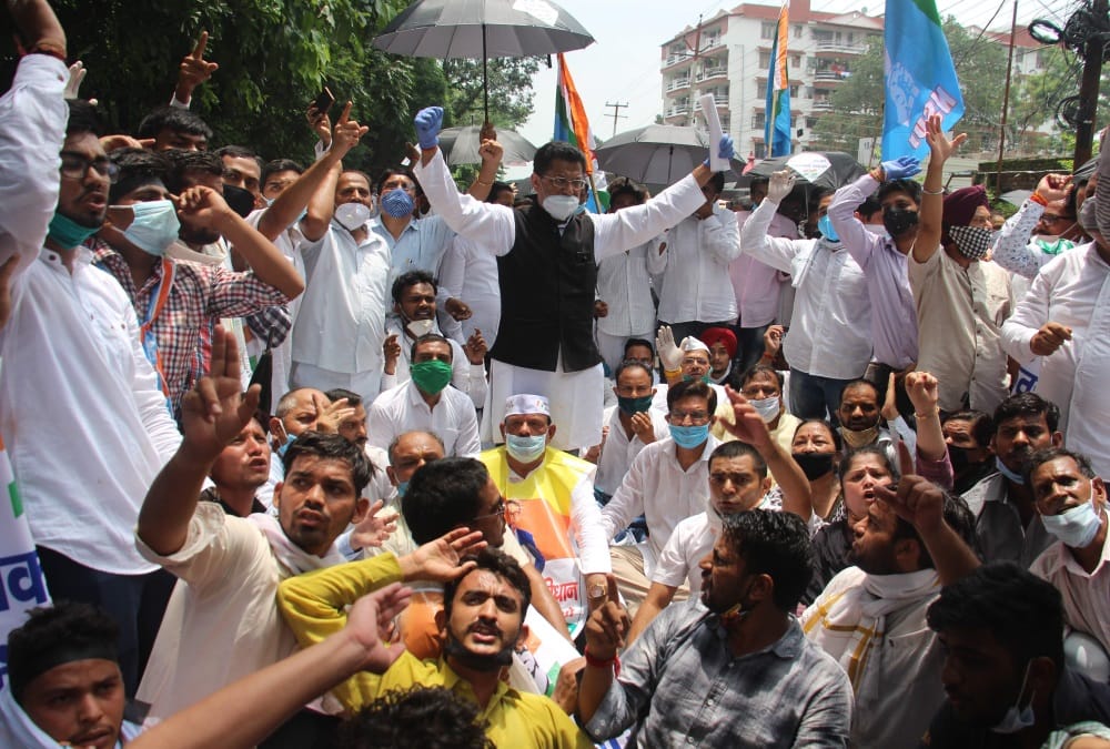Congress Leaders and Workers Crowd on dehradun Road during Secretariat march, Broke Social distancing, Photos