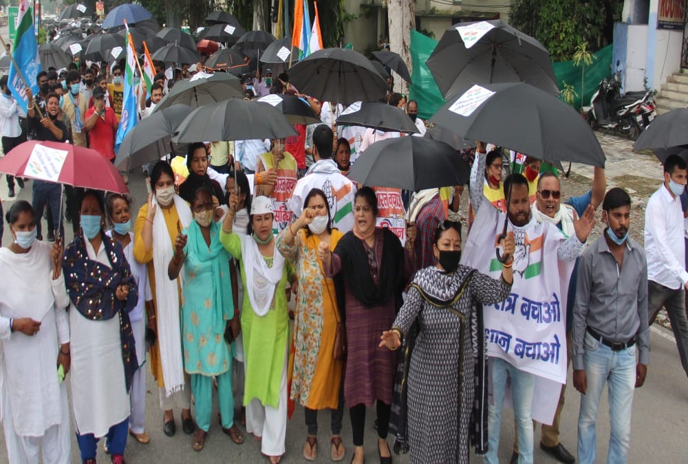 Congress Leaders and Workers Crowd on dehradun Road during Secretariat march, Broke Social distancing, Photos