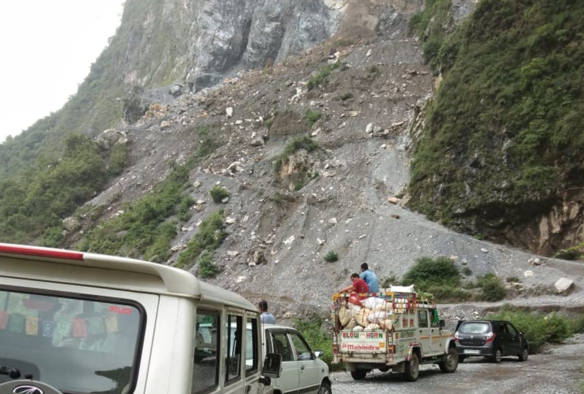 Himachal News : road blocked due to landslides in kullu sirmour and solan