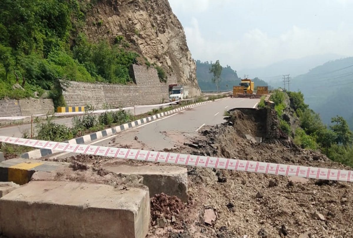 Himachal News : road blocked due to landslides in kullu sirmour and solan