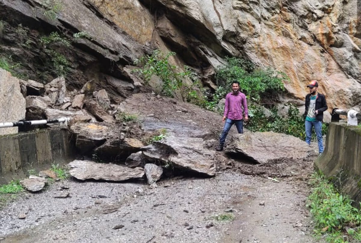 Himachal News : road blocked due to landslides in kullu sirmour and solan