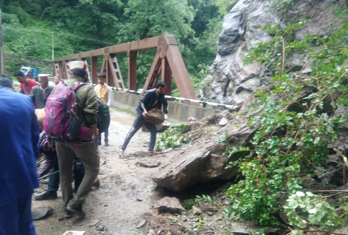 Himachal News : road blocked due to landslides in kullu sirmour and solan