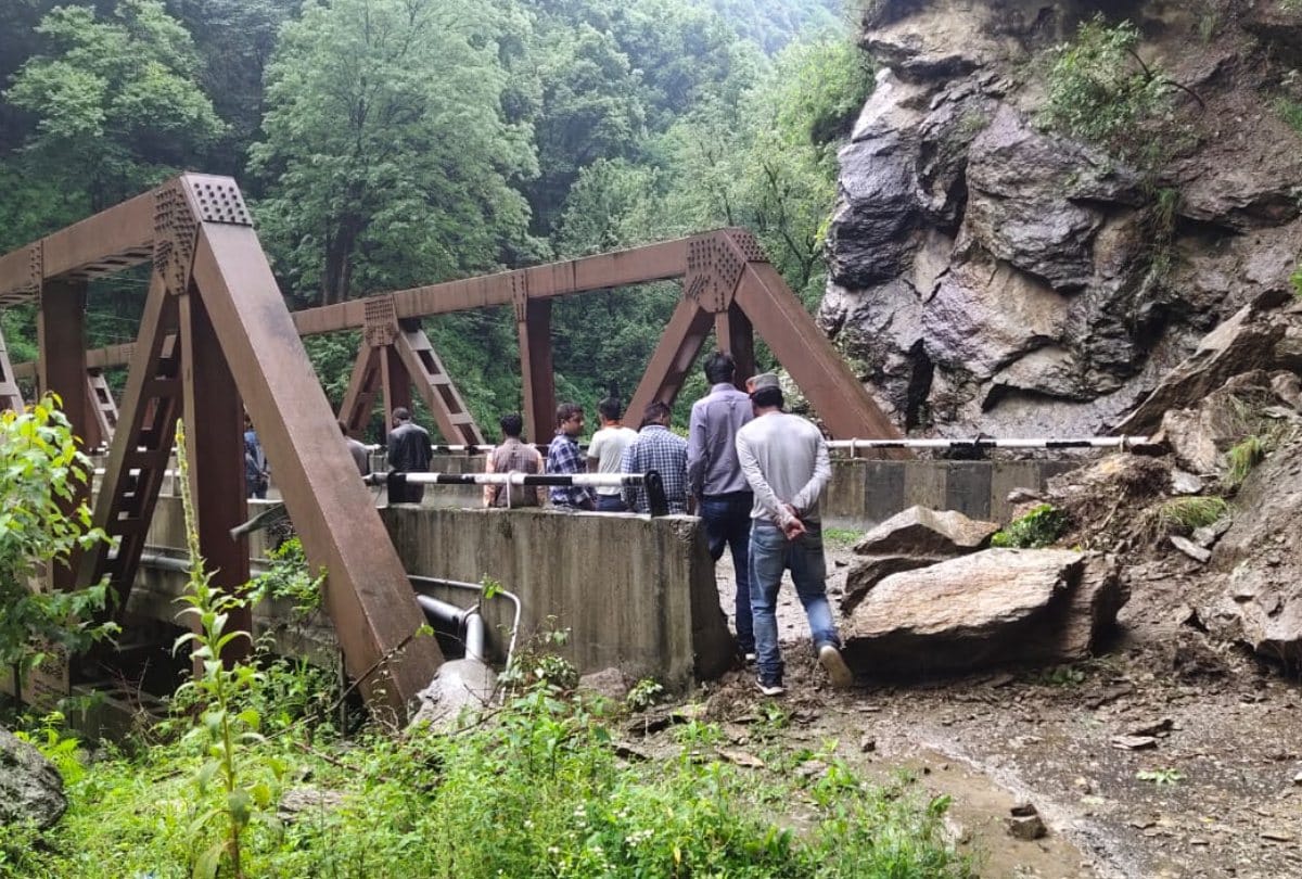 Himachal News : road blocked due to landslides in kullu sirmour and solan
