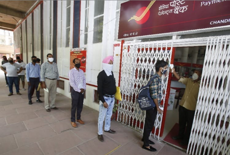 Chandigarh News in Hindi: Rakhi is being sanitized at the post office in Chandigarh