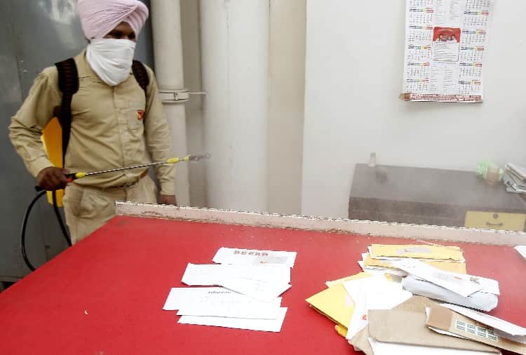 Chandigarh News in Hindi: Rakhi is being sanitized at the post office in Chandigarh