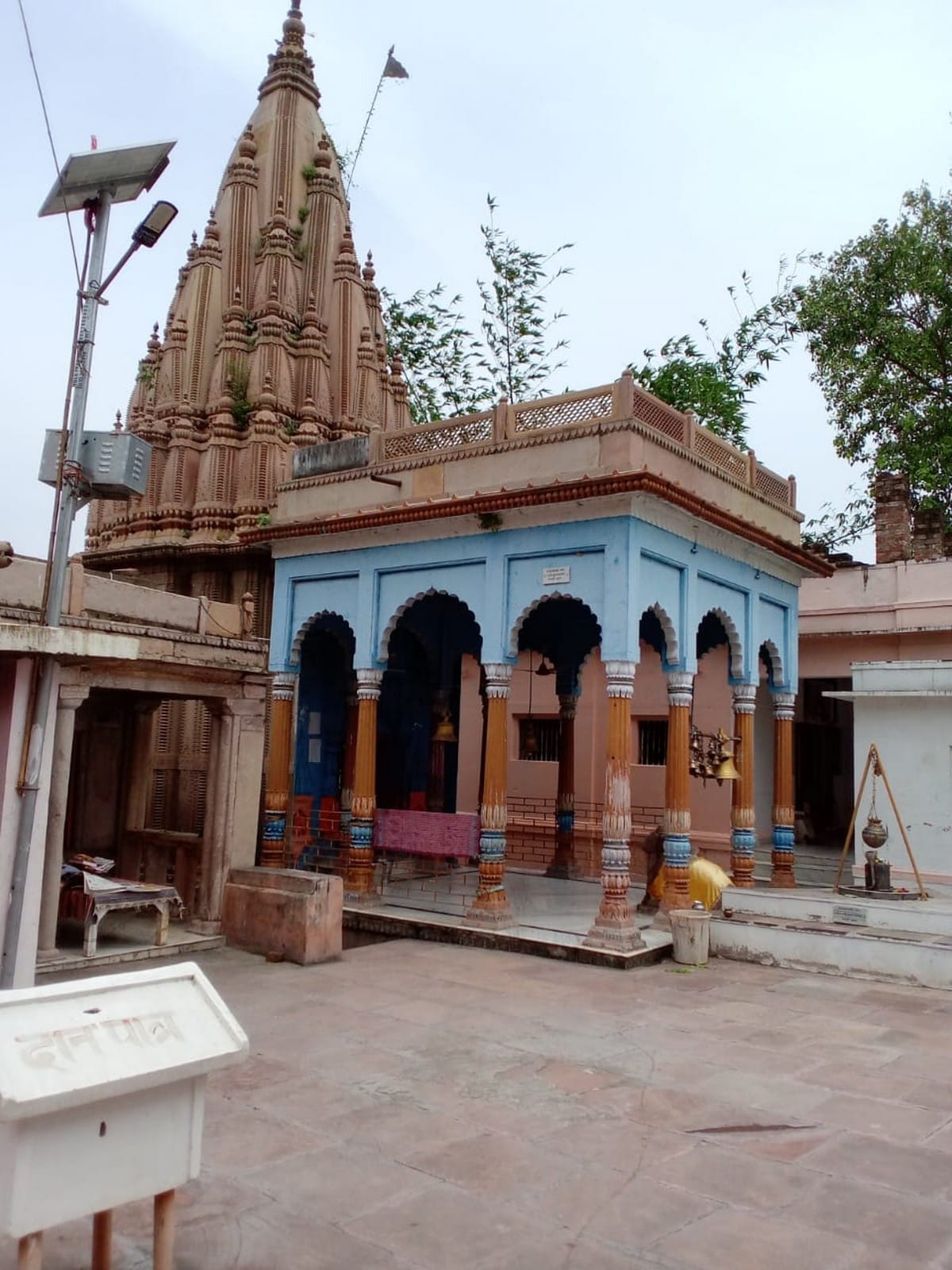 Sawan 2020 fourth monday: devotees returned to Rameshwar Mahadev temple outside after close and police in varanasi