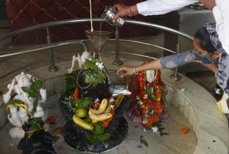 Chandigarh News in Hindi: Devotees worship in temples on the fourth Somvar of Sawan