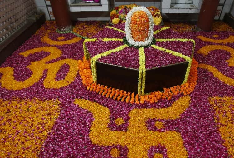 Chandigarh News in Hindi: Devotees worship in temples on the fourth Somvar of Sawan