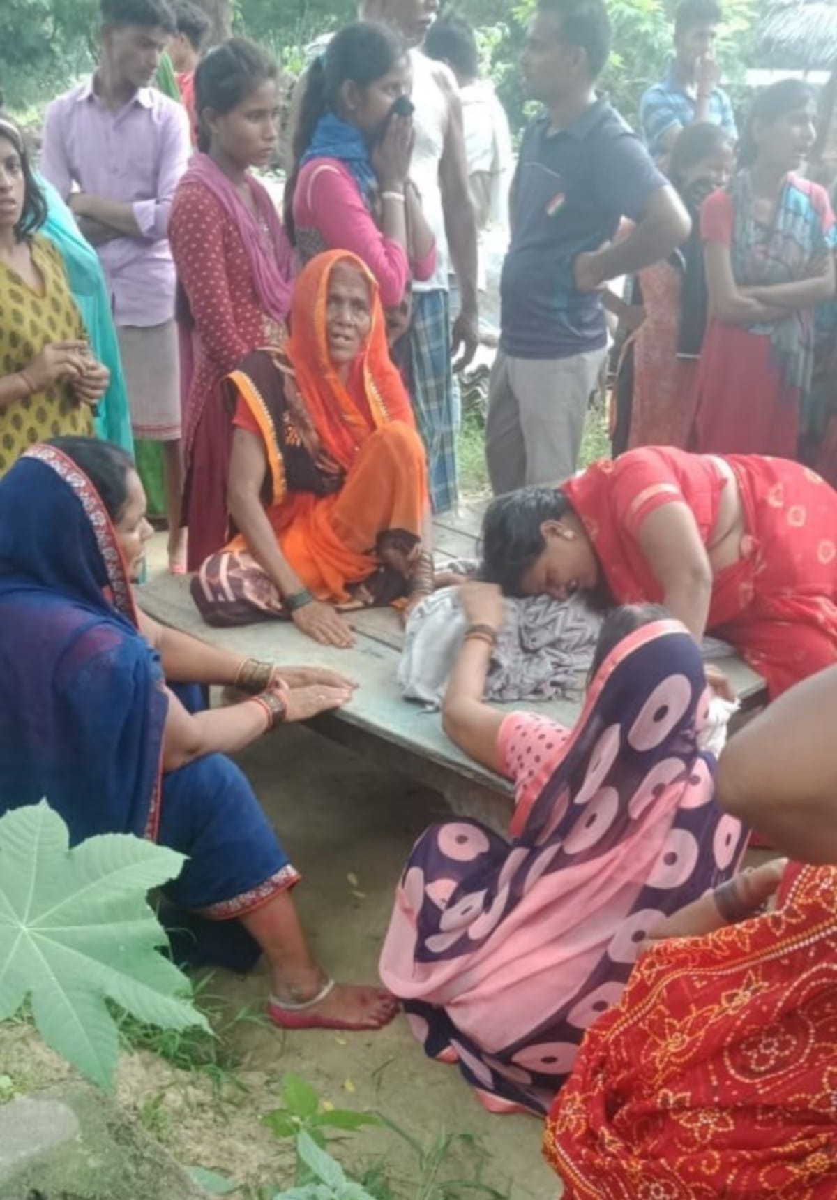 Three children died after drowned in pond during bath police searching dead body body in azamgarh up