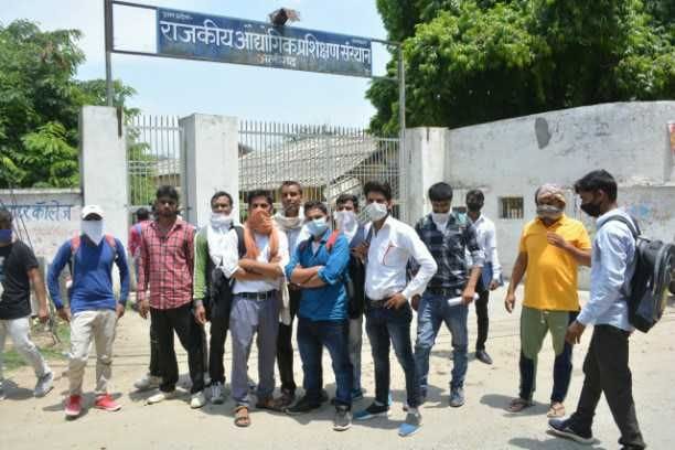 Aligarh: Hundreds of unemployed reached interview for ten posts