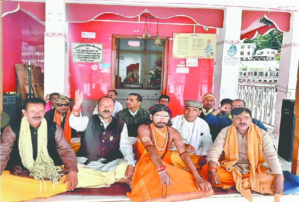 Devasthanam board Protest: Tirth purohit ban other state pilgrims entry in Gangotri dham till 15th august