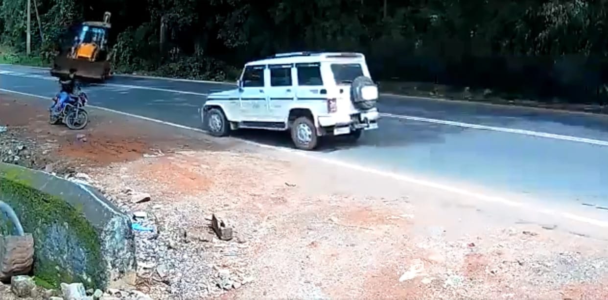 anand mahindra praise mahindra bolero suv saved biker from JCB machine viral video winning hearts in india