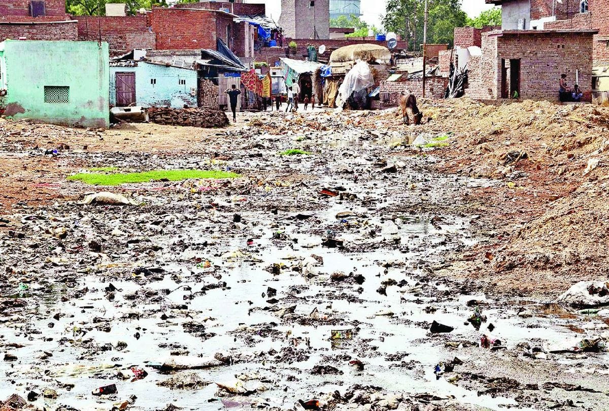 litter pile on the road and sewer overflow in agra