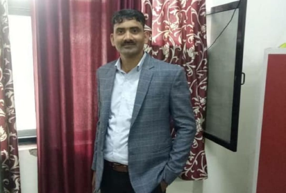 Delhi Police head constable sanjay shoot himself to death inside saket police station