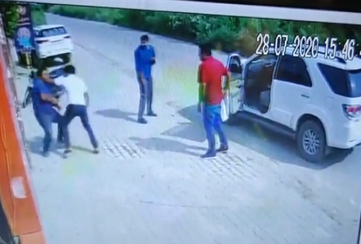 Muradnagar Ex MLA contestant and SP leader Dishant Tyagi attacked by miscreants crime news in Hindi
