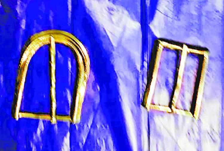 two smugglers caught with gold of 26.62 lakhs at amausi airport