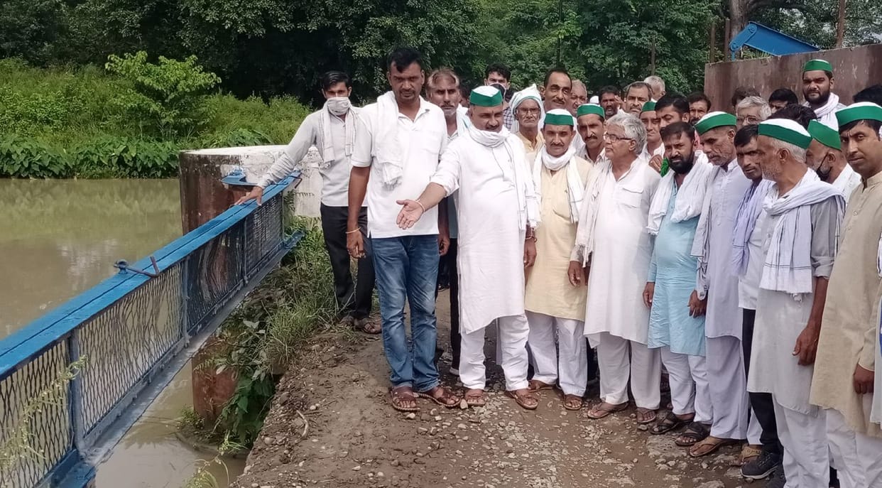 Demand for repair of shabby canal bridge, demonstration