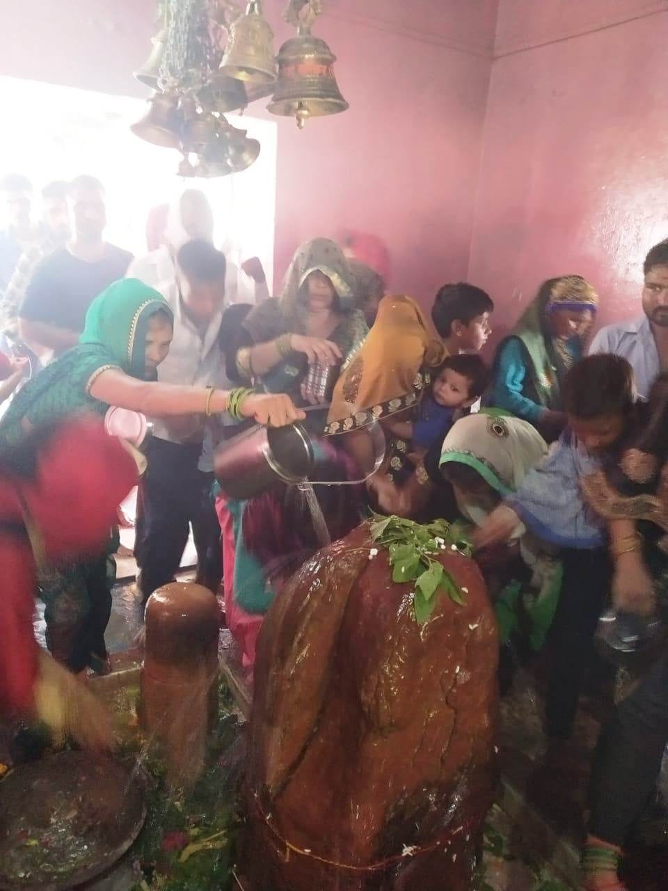 shiv devotee perform jlabhishek on shivling