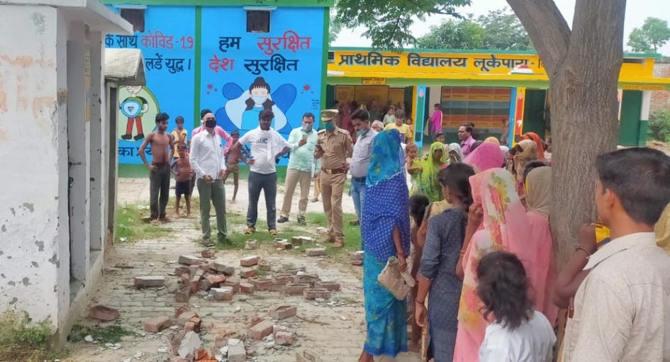 The railing of the school toilet fell, the child died after being buried under the debris