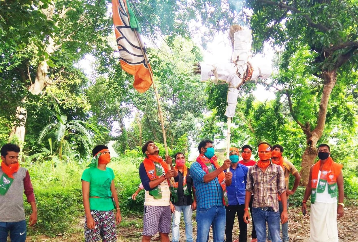 BJP leaders burnt effigy of district president and media in-charge