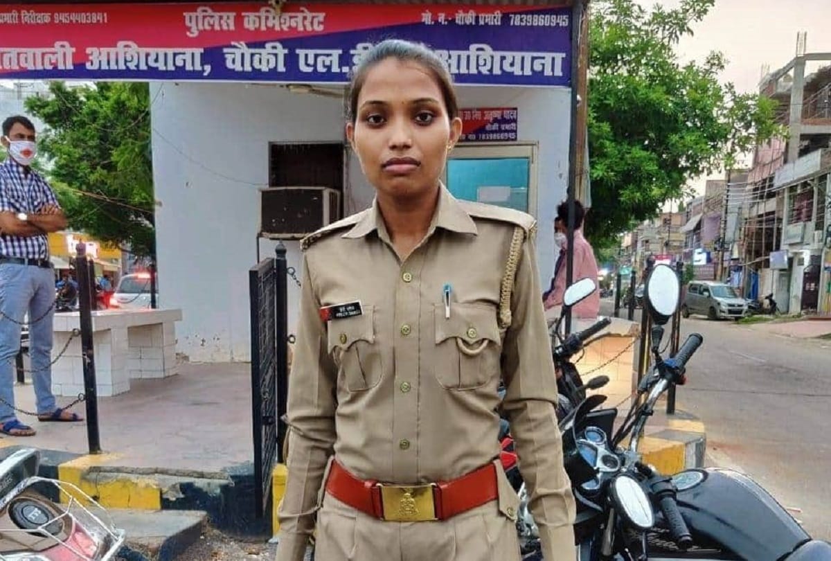 lady constable preeti saroj scolds inspector who stood with friends on the road in lucknow