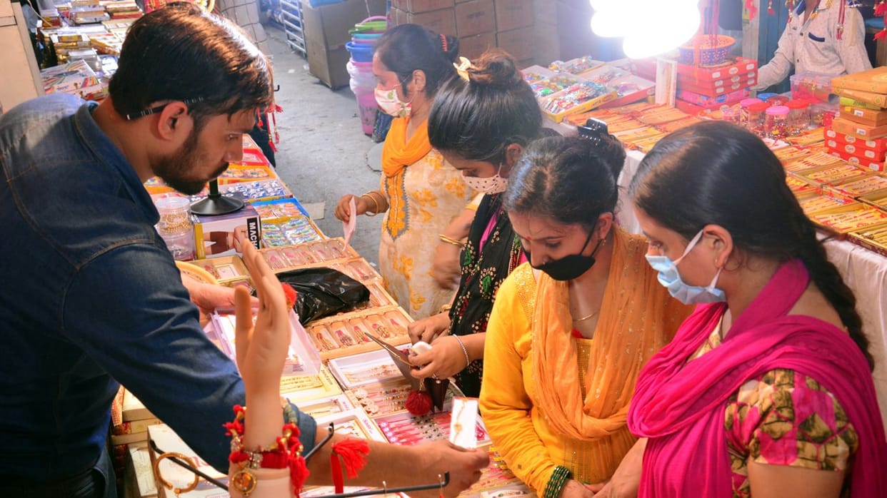 Rakhi's market in Muzaffarnagar down, shopkeeper disappointed
