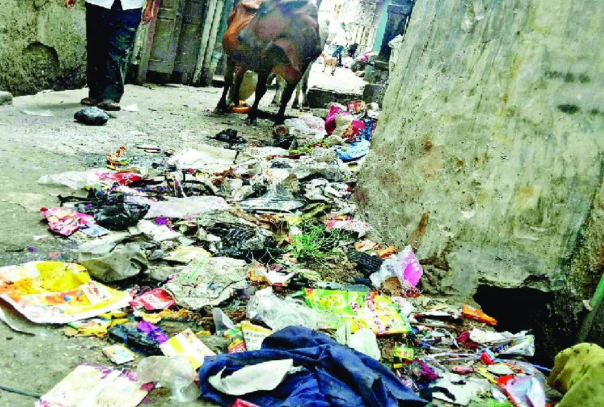 litter pile on the road and sewer overflow in agra