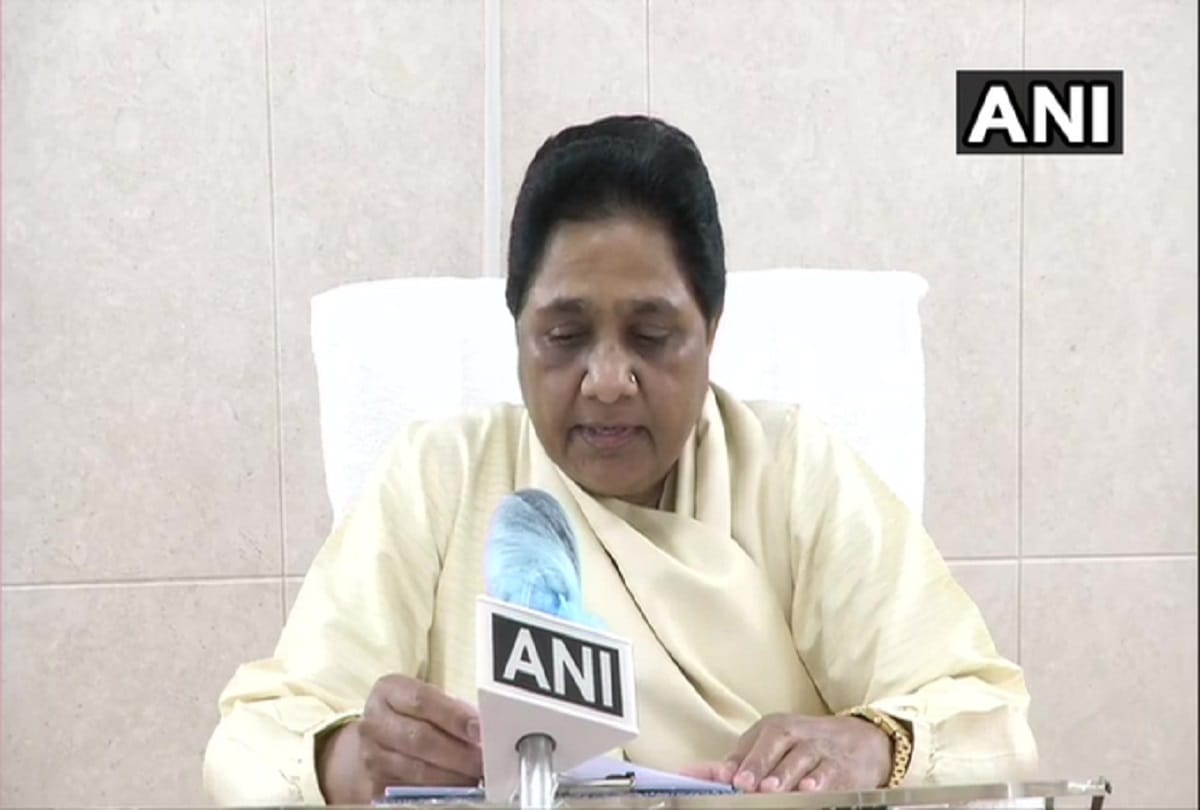 mayawati attacks up government for law and order and ashok gehlot for merging bsp mla to congress