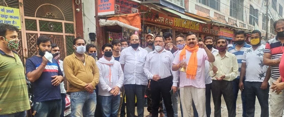 Traders came to awaken the state government by playing conch and hour gongs