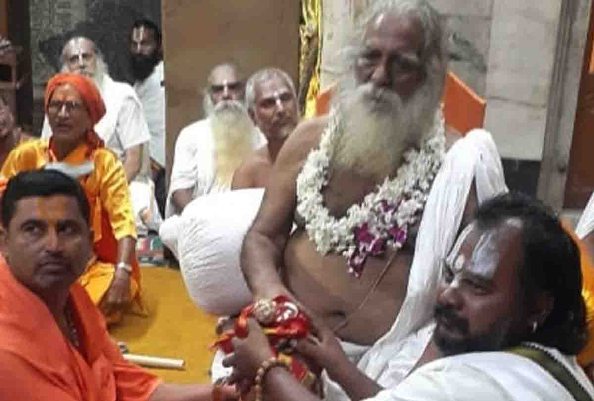 Water of Bharatkup chitrakoot handed over to President of Ram Janmabhoomi Nyas Mahant Nritya Gopal Das