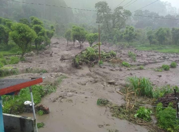 Weather Forecast Today Update in Uttarakhand: heavy rain in pithoragarh and chamoli, debris covered village, one woman died