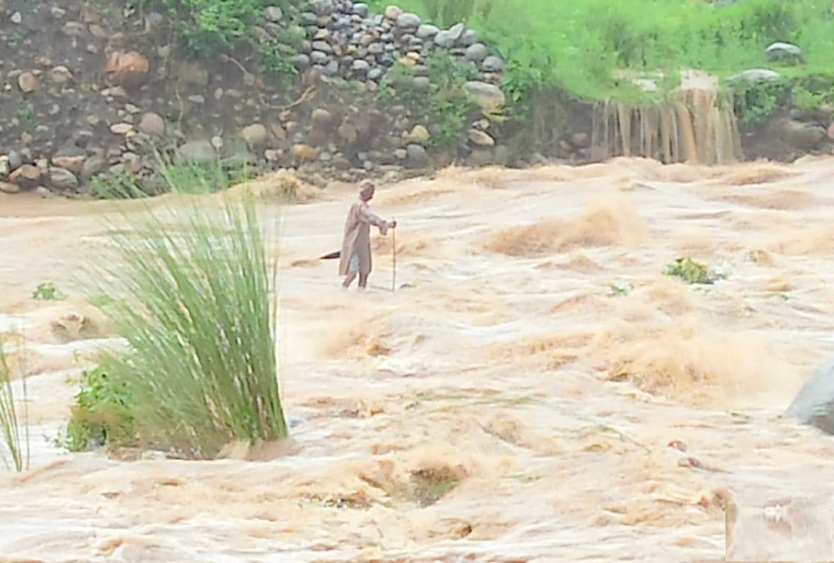 weather update: heavy rainfall recorded in himachal, river water level rise, roads closed due to landslide