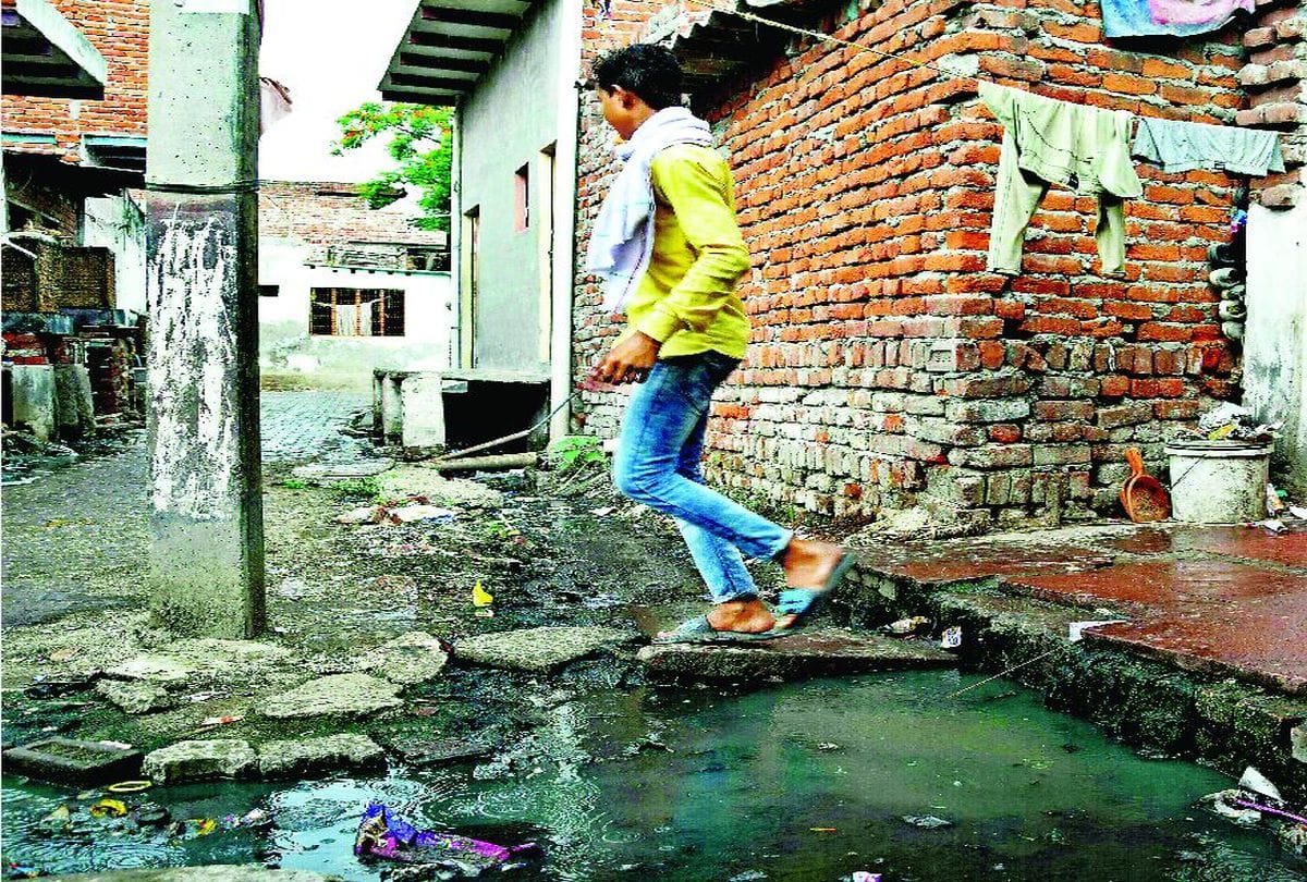 litter pile on the road and sewer overflow in agra