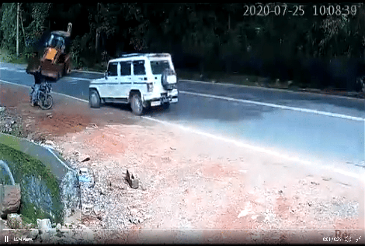 Viral Video Mahindra bolero saved young man life from jcb anand mahindra  share video