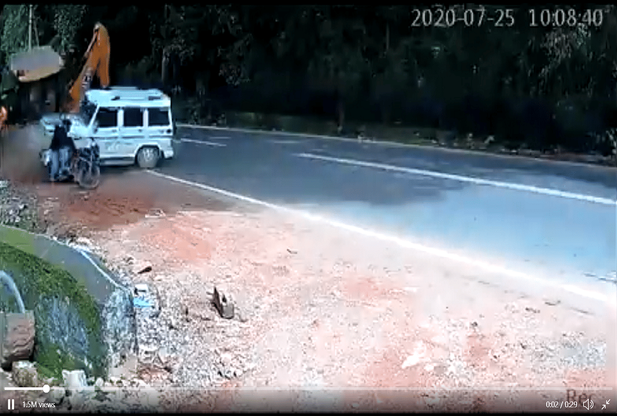 Viral Video Mahindra bolero saved young man life from jcb anand mahindra  share video