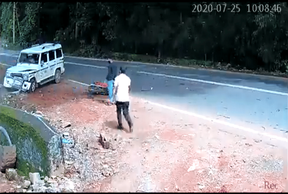 Viral Video Mahindra bolero saved young man life from jcb anand mahindra  share video