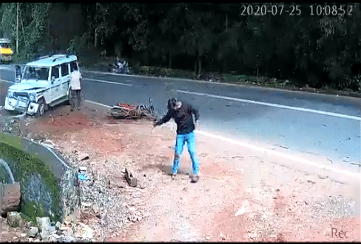 Viral Video Mahindra bolero saved young man life from jcb anand mahindra  share video