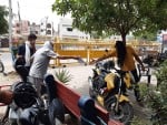 बस स्टैंड चौकी को बंद करने के बाद पुलिसकर्मी दूर से शिकायत लेते हुए।