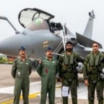 राफेल के जाबांज पायलेटों के साथ वायुसेना प्रमुख।