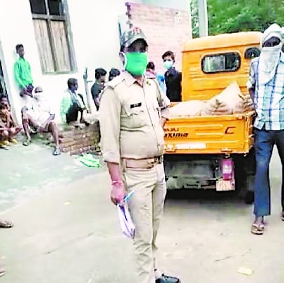 Villagers caught kotedar selling ration