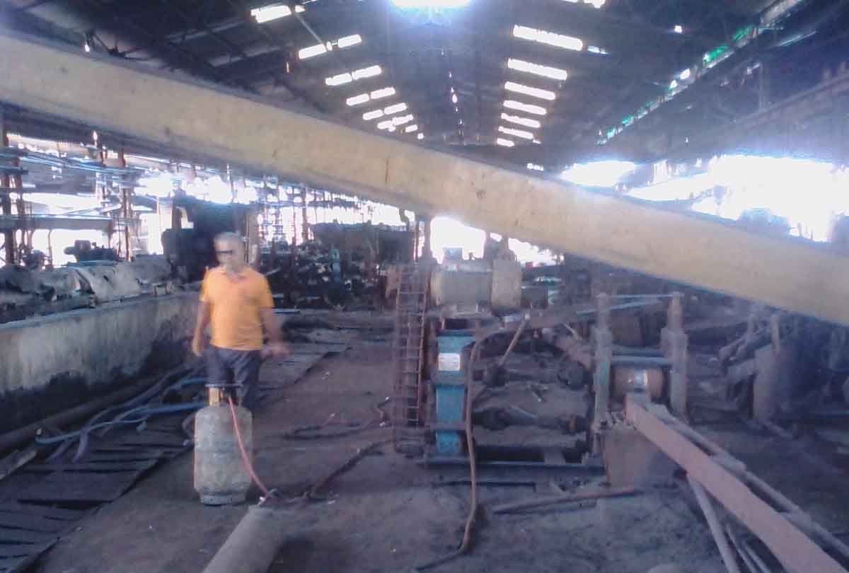 Crane overturns in steel factory, mill in charge killed, two injured