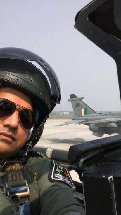 उड़ान भरने से पहले राफेल के साथ विंग कंमाडर मनीष की सेल्फी