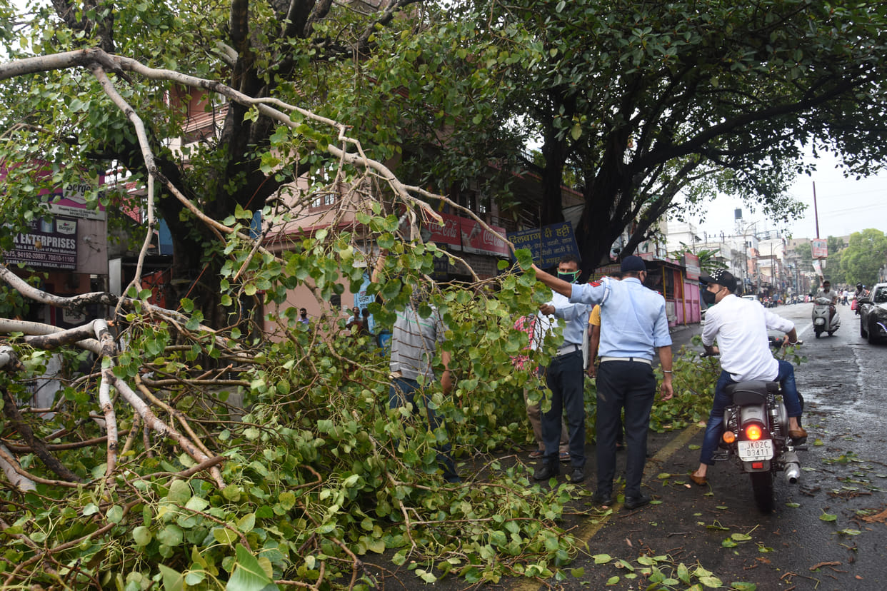 Rain brought relief from heat, warning of heavy rain today and tomorrow