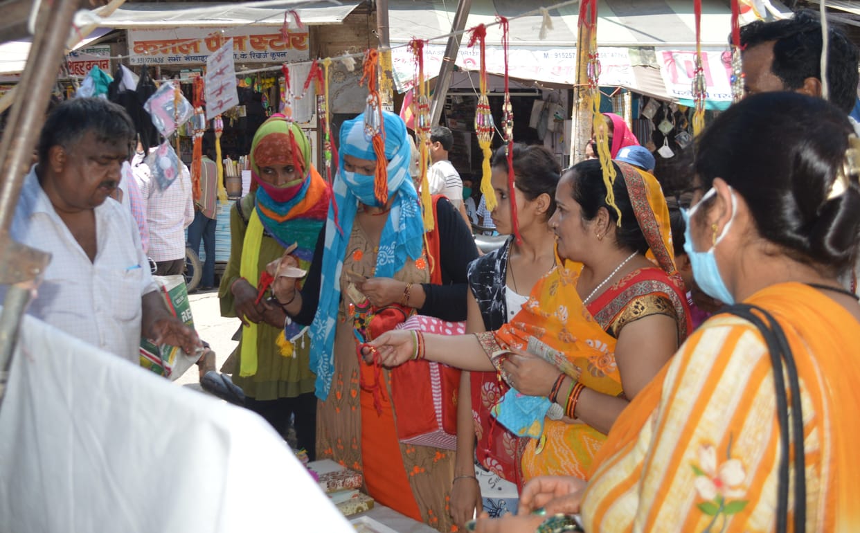 Hathras: Rakshabandhan closer, customer crisis in the market
